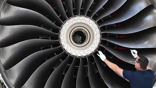 Triebwerkfertigung bei Rolls-Royce