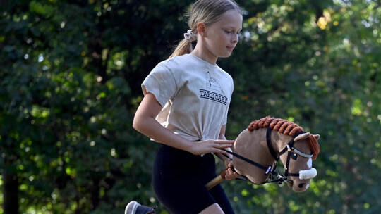 Hobby Horsing - Dressur- und Springreiten auf dem Steckenpferd