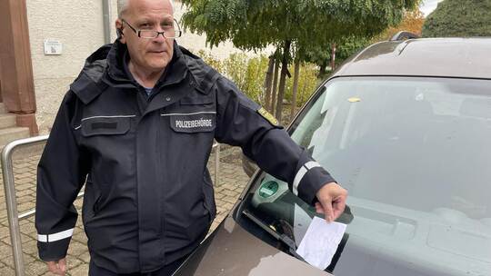 Zur Arbeit des Wiernsheimer Gemeindevollzugsbediensteten Michael Feuster gehört nicht nur das Verteilen von Strafzetteln – der G