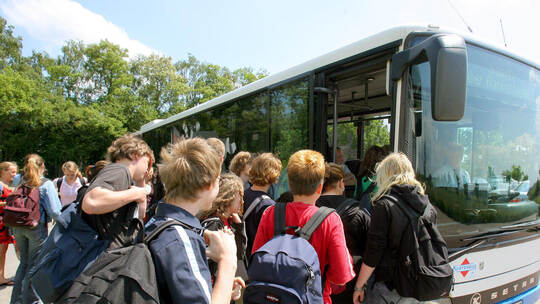 Schulbus vor Gymnasium in Sanitz