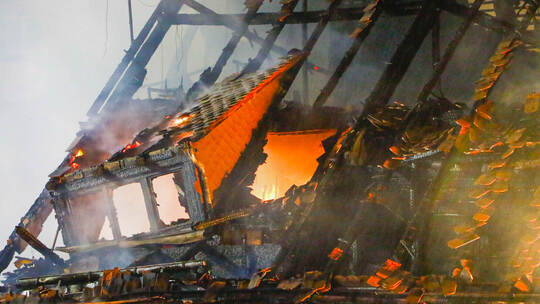 Großbrand in Neuenbürg im Enzkreis droht sich auszubreiten: Größere Scheune im dicht bebauten Ortskern steht lichterloh in Flamm