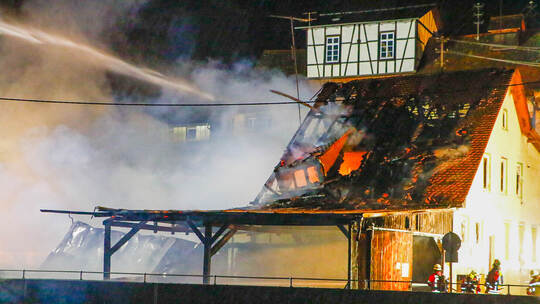 Großbrand in Neuenbürg im Enzkreis droht sich auszubreiten: Größere Scheune im dicht bebauten Ortskern steht lichterloh in Flamm