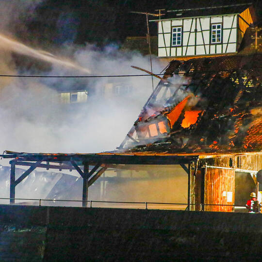 Großbrand in Neuenbürg im Enzkreis droht sich auszubreiten: Größere Scheune im dicht bebauten Ortskern steht lichterloh in Flamm