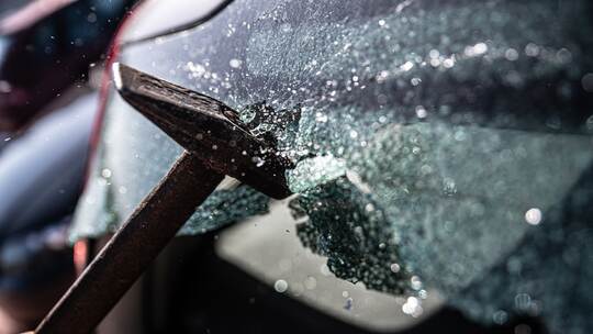Car thief breaks the car window