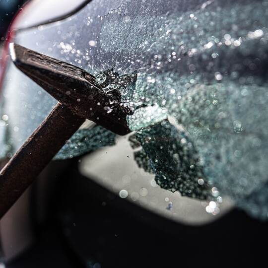 Car thief breaks the car window