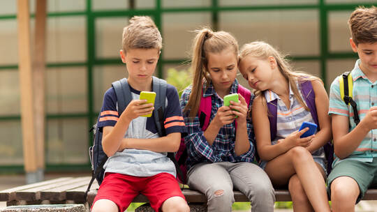 elementary school students with smartphones