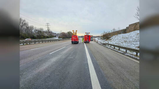 Rutschpartie durch schmierige Kraftstoffe auf der A8 bei Pforzheim: Tanklastwagen verliert durch defektes Ventil seine Heizöl-La