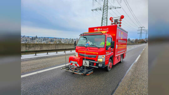 Rutschpartie durch schmierige Kraftstoffe auf der A8 bei Pforzheim: Tanklastwagen verliert durch defektes Ventil seine Heizöl-La