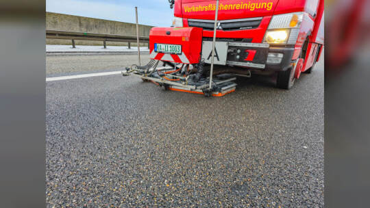 Rutschpartie durch schmierige Kraftstoffe auf der A8 bei Pforzheim: Tanklastwagen verliert durch defektes Ventil seine Heizöl-La