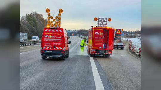 Rutschpartie durch schmierige Kraftstoffe auf der A8 bei Pforzheim: Tanklastwagen verliert durch defektes Ventil seine Heizöl-La