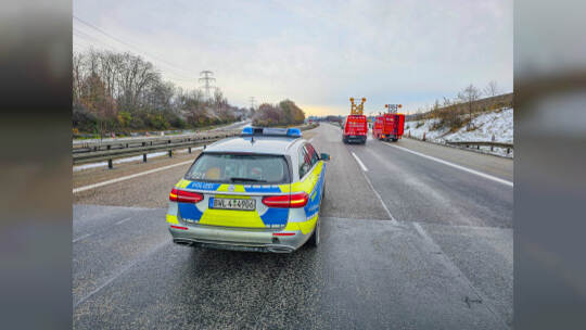 Rutschpartie durch schmierige Kraftstoffe auf der A8 bei Pforzheim: Tanklastwagen verliert durch defektes Ventil seine Heizöl-La