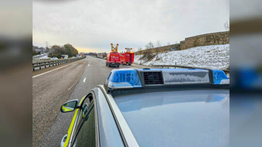 Rutschpartie durch schmierige Kraftstoffe auf der A8 bei Pforzheim: Tanklastwagen verliert durch defektes Ventil seine Heizöl-La