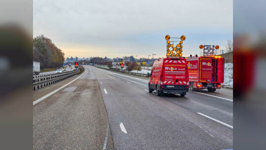 Rutschpartie durch schmierige Kraftstoffe auf der A8 bei Pforzheim: Tanklastwagen verliert durch defektes Ventil seine Heizöl-La