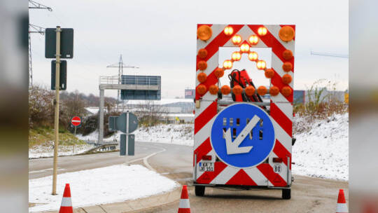 Rutschpartie durch schmierige Kraftstoffe auf der A8 bei Pforzheim: Tanklastwagen verliert durch defektes Ventil seine Heizöl-La