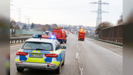 Rutschpartie durch schmierige Kraftstoffe auf der A8 bei Pforzheim: Tanklastwagen verliert durch defektes Ventil seine Heizöl-La