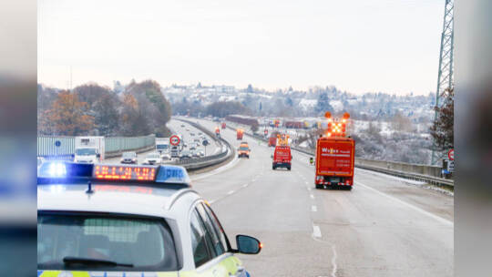 Rutschpartie durch schmierige Kraftstoffe auf der A8 bei Pforzheim: Tanklastwagen verliert durch defektes Ventil seine Heizöl-La