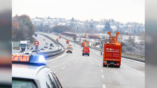 Rutschpartie durch schmierige Kraftstoffe auf der A8 bei Pforzheim: Tanklastwagen verliert durch defektes Ventil seine Heizöl-La