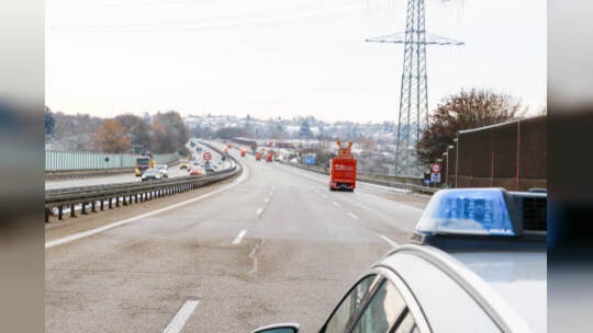 Rutschpartie durch schmierige Kraftstoffe auf der A8 bei Pforzheim: Tanklastwagen verliert durch defektes Ventil seine Heizöl-La