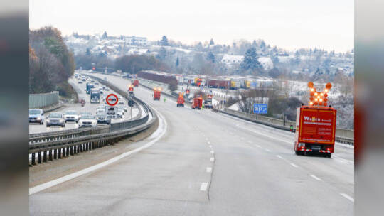 Rutschpartie durch schmierige Kraftstoffe auf der A8 bei Pforzheim: Tanklastwagen verliert durch defektes Ventil seine Heizöl-La