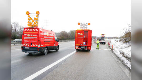 Rutschpartie durch schmierige Kraftstoffe auf der A8 bei Pforzheim: Tanklastwagen verliert durch defektes Ventil seine Heizöl-La