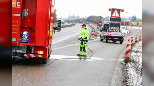 Rutschpartie durch schmierige Kraftstoffe auf der A8 bei Pforzheim: Tanklastwagen verliert durch defektes Ventil seine Heizöl-La