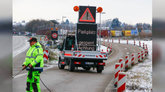 Rutschpartie durch schmierige Kraftstoffe auf der A8 bei Pforzheim: Tanklastwagen verliert durch defektes Ventil seine Heizöl-La