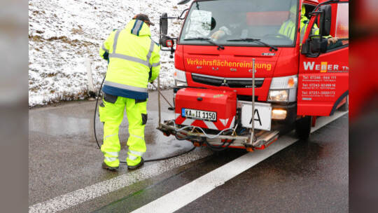 Rutschpartie durch schmierige Kraftstoffe auf der A8 bei Pforzheim: Tanklastwagen verliert durch defektes Ventil seine Heizöl-La