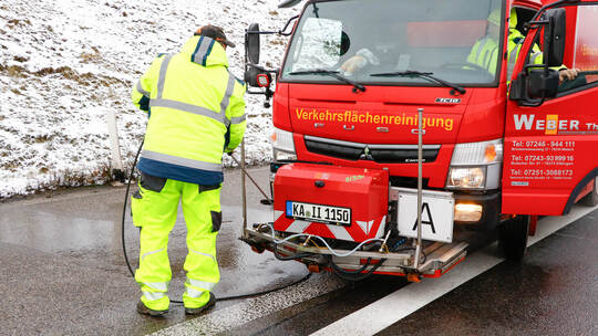 Rutschpartie durch schmierige Kraftstoffe auf der A8 bei Pforzheim: Tanklastwagen verliert durch defektes Ventil seine Heizöl-La