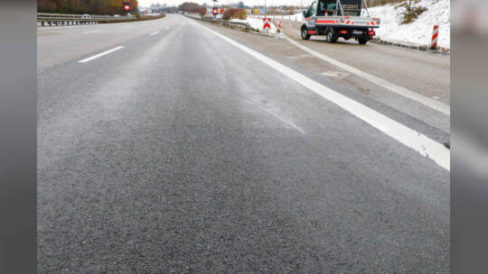 Rutschpartie durch schmierige Kraftstoffe auf der A8 bei Pforzheim: Tanklastwagen verliert durch defektes Ventil seine Heizöl-La