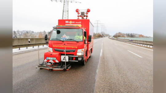 Rutschpartie durch schmierige Kraftstoffe auf der A8 bei Pforzheim: Tanklastwagen verliert durch defektes Ventil seine Heizöl-La