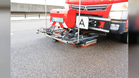 Rutschpartie durch schmierige Kraftstoffe auf der A8 bei Pforzheim: Tanklastwagen verliert durch defektes Ventil seine Heizöl-La
