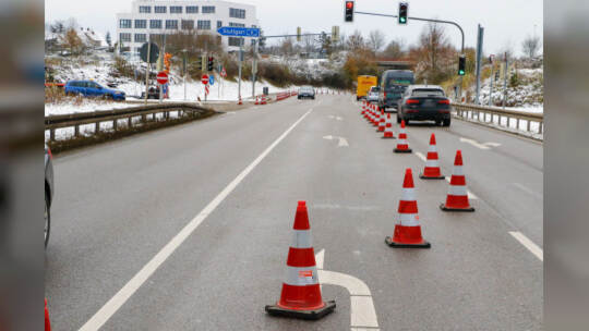 Rutschpartie durch schmierige Kraftstoffe auf der A8 bei Pforzheim: Tanklastwagen verliert durch defektes Ventil seine Heizöl-La