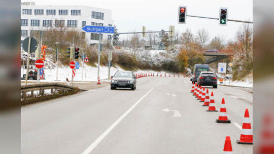 Rutschpartie durch schmierige Kraftstoffe auf der A8 bei Pforzheim: Tanklastwagen verliert durch defektes Ventil seine Heizöl-La