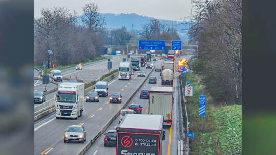 Rutschpartie durch schmierige Kraftstoffe auf der A8 bei Pforzheim: Tanklastwagen verliert durch defektes Ventil seine Heizöl-La