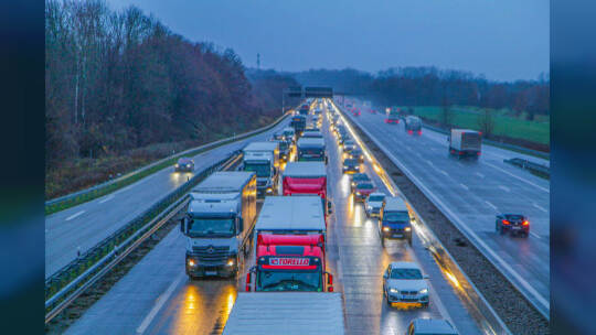 Rutschpartie durch schmierige Kraftstoffe auf der A8 bei Pforzheim: Tanklastwagen verliert durch defektes Ventil seine Heizöl-La