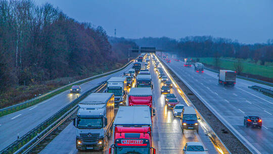 Rutschpartie durch schmierige Kraftstoffe auf der A8 bei Pforzheim: Tanklastwagen verliert durch defektes Ventil seine Heizöl-La