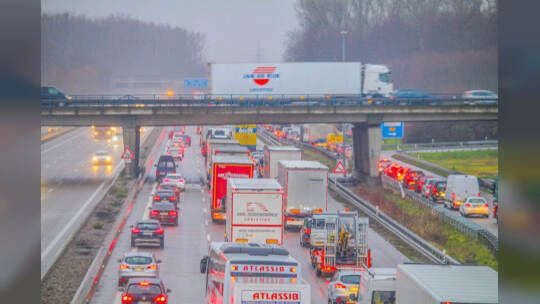 Rutschpartie durch schmierige Kraftstoffe auf der A8 bei Pforzheim: Tanklastwagen verliert durch defektes Ventil seine Heizöl-La