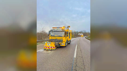 Rutschpartie durch schmierige Kraftstoffe auf der A8 bei Pforzheim: Tanklastwagen verliert durch defektes Ventil seine Heizöl-La