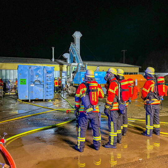 Nächtliches Feuer in Entsorgungsunternehmen in Karlsbad-Ittersbach: Explosionen und hohe Flammen schlagen in den Nachthimmel - z