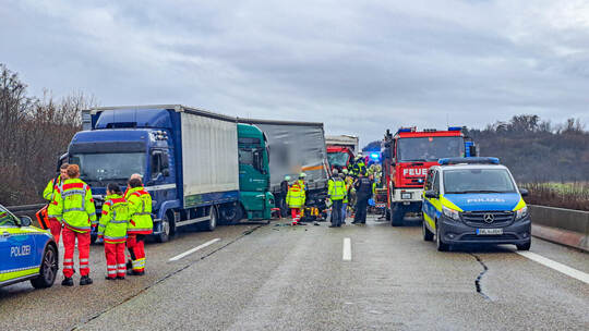 Schwerer Lkw-Unfall auf A8 bei Pforzheim: Drei Lastwagen prallen auf der Autobahn ineinander - mindestens eine Person wird einge