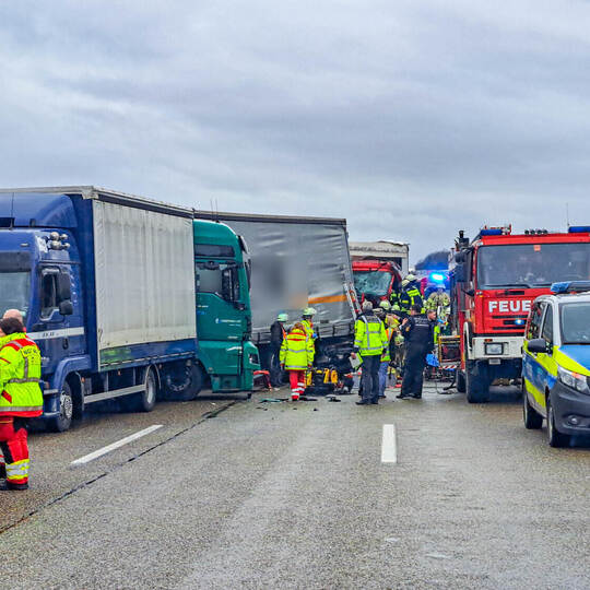 Schwerer Lkw-Unfall auf A8 bei Pforzheim: Drei Lastwagen prallen auf der Autobahn ineinander - mindestens eine Person wird einge