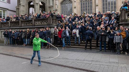 Narren schnellen die fünfte Jahreszeit ein