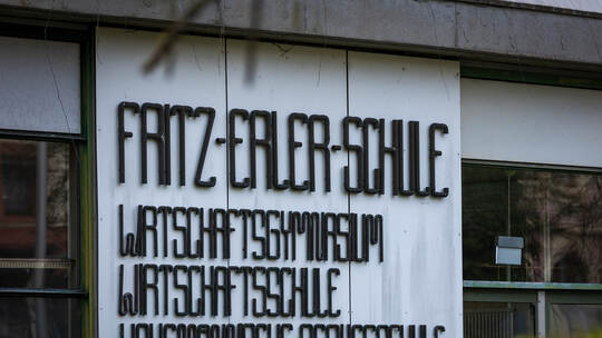 Fritz Erler Schule Schriftzug
