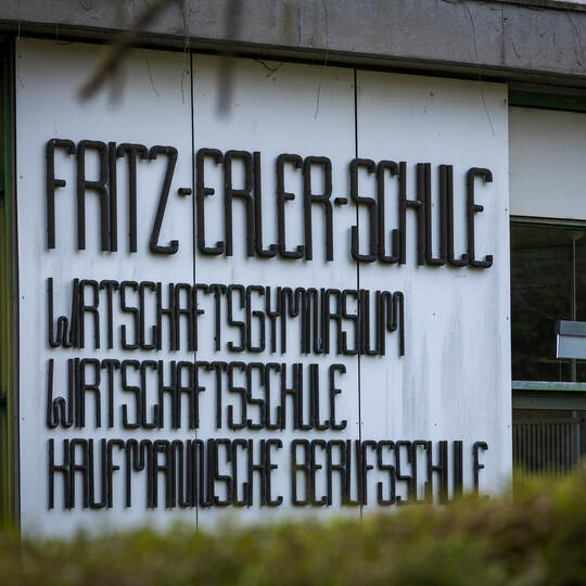 Fritz Erler Schule Schriftzug