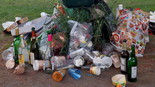Mit dem Frühjahr kommt der Partymüll