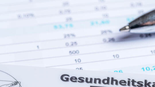 Gesundheitskarte mit Dokumenten