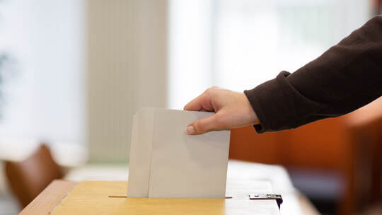 Stimmzettel in Wahlurne