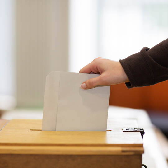 Stimmzettel in Wahlurne
