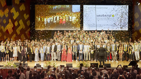 "Laudatio" der Hochschule Pforzheim. Abschlussbild aller Absolventen.