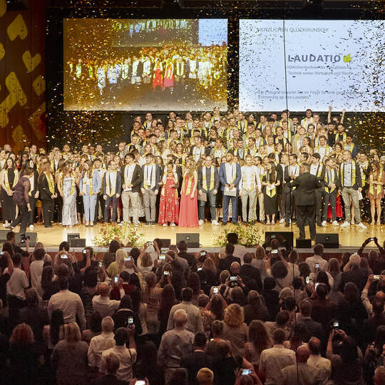 "Laudatio" der Hochschule Pforzheim. Abschlussbild aller Absolventen.